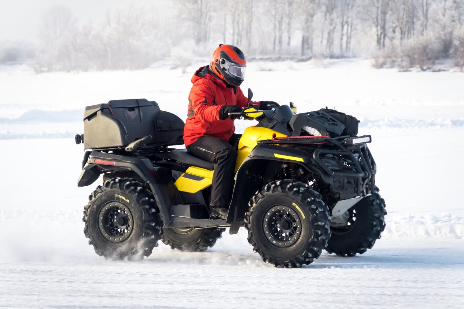 GOES quad do odśnieżania z zamontowanym pługiem