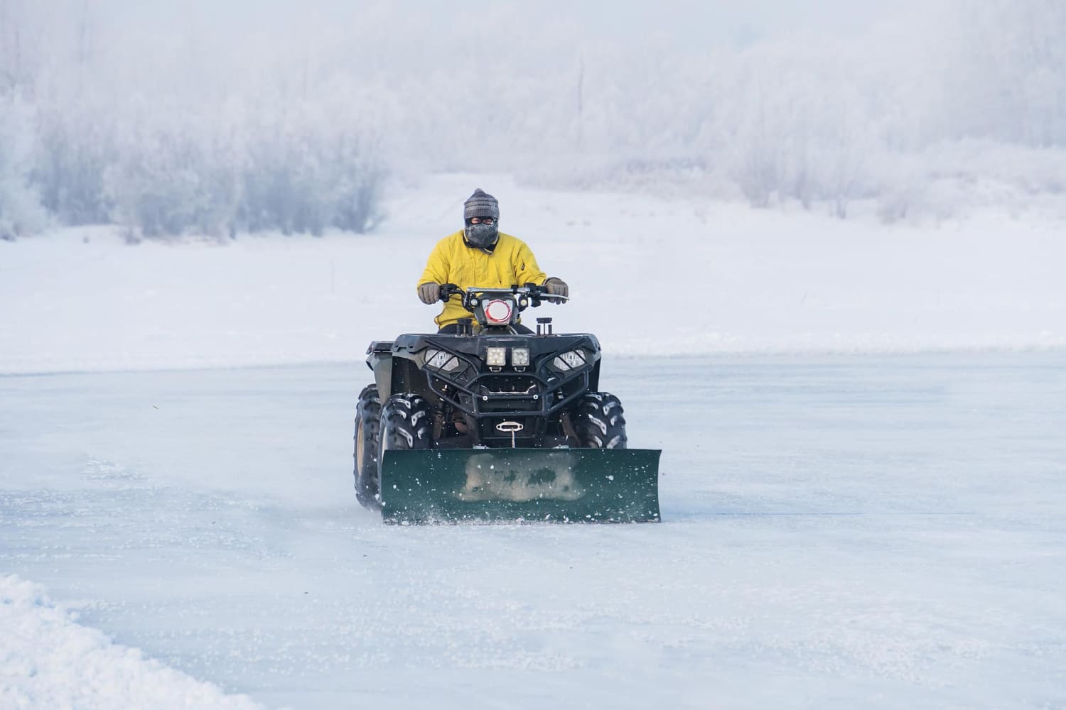 Quad z pługiem do odśnieżania posesji i dróg wewnętrznych